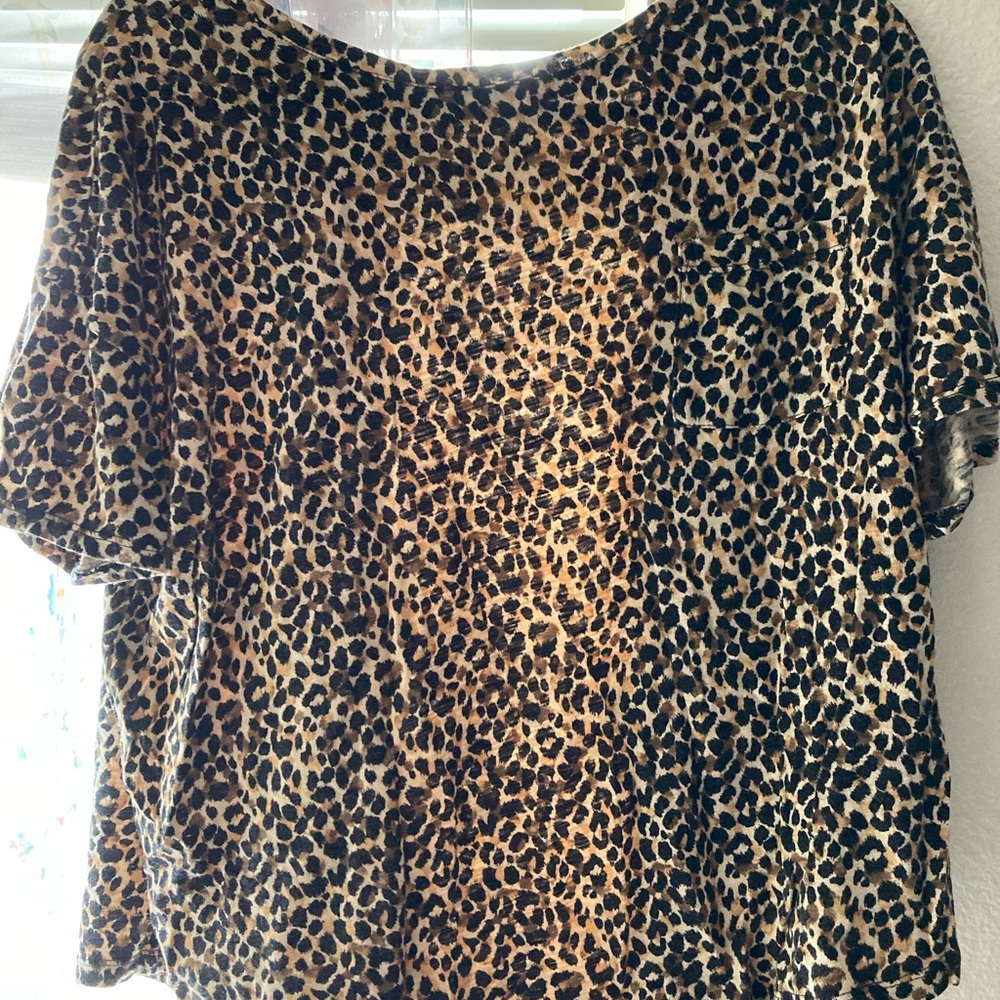 Old Navy The Easy Tee w pocket! Leopard print! XL